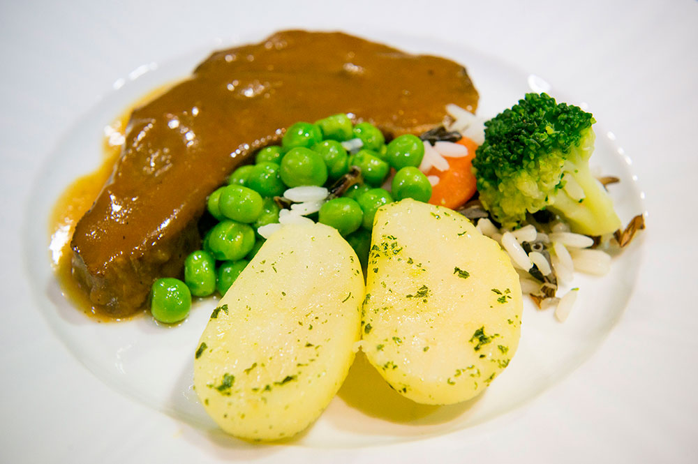 En la imagen de Apetito arqués podemos observar un plato de carne con verduras que nos muestra cómo evitar que la comida de hospital resulte aburrida